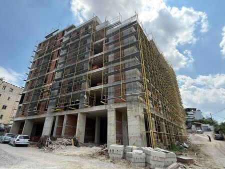 Shitet Apartament 2+1 – Ali Demi (tek ish Burgu i Grave) 