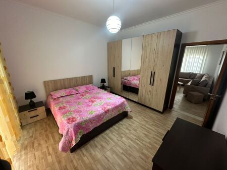 Jepet me qira 1+1, kati 2 ne shtepi private, 320 €, prane Komisariatit nr.4, Allias ,Spitalet