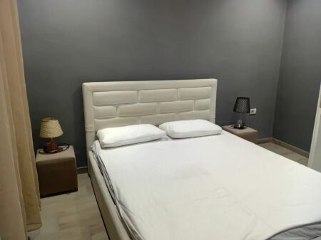 Jepet me qira. Apartament 1+1 prane blloku, pas kafe Roma. Apartamenti esht i mobiluar gati per banim. Kati 1  Cmimi 500 mije leke ne muaj.