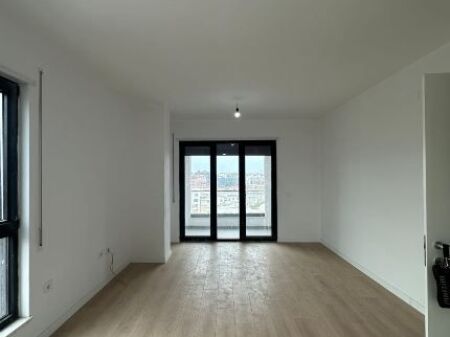Shitet Apartament 3+1 – Komuna e Parisit