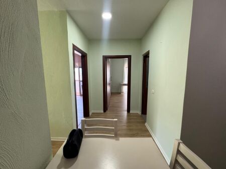 Shitet Apartament 2+1 + Post Parkimi  Pranë Globit