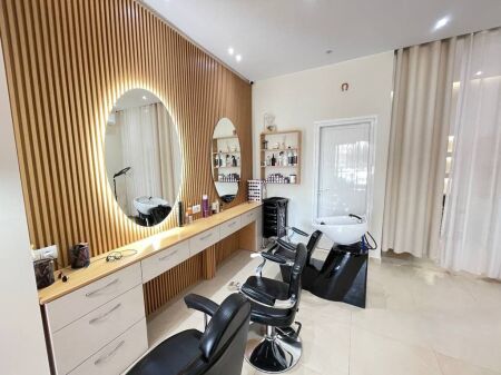 AMBIENTE PARRUCCHIERE / ESTETICA IN AFFITTO VICINO A SQUARE 21, VIA KAVAJËS 1.500 € /Mese