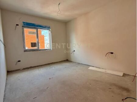SHITET APARTAMENT 3+1+2+POST PARKIMI TEK METROPOLITAN RESIDENCE NE KAMEZ! (SIMA COM) 122,000 € Sip. Totale  126m2  Sip. e brendshme  112m2  Dhomat e gjumit  3  Kati 6