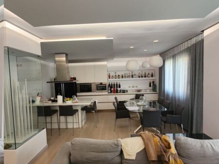 Apartament 3+1+2 tualete + 2 ballkone në shitje në Fresk.