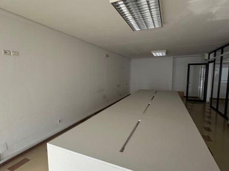 Locale Commerciale in Affitto – Ideale per Call Center nel Centro di Durazzo