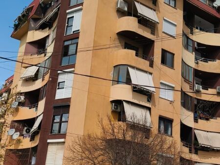  Shitet Apartament 3+1 .Rruga BRRAKES