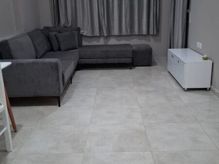 AFFITTASI APPARTAMENTO 1+1  Via Bedri Karapici, accanto a Milo 2000 (di fronte a Birra Tirana)  Residenza “Henke”  • Superficie: 60 m² • 6° piano (esposizione sud) • Palazzo nuovo, appena completato • Arredato, mai abitato prima   Prezzo: 57.000 lek/mese