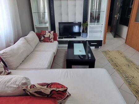 Jepet me Qera Apartament 1+1 tek Rruga e Durresit , Qender