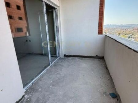 Shitet apartament 3+1+2 – me post parkimi