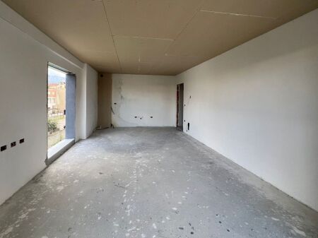 Shitet Apartament 2+1+2 – pranë Rrethrrotullimit të Klanit 