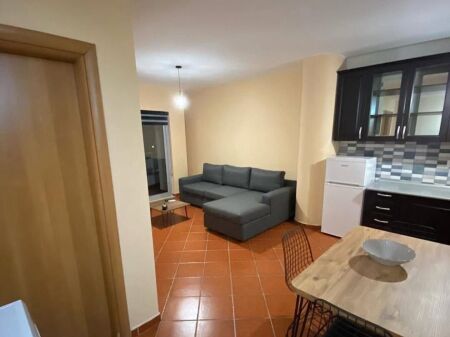 Jepet me qera apartament 1+1, i pozicionuar në Pallatin Amfora, Rruga Irfan Tomini