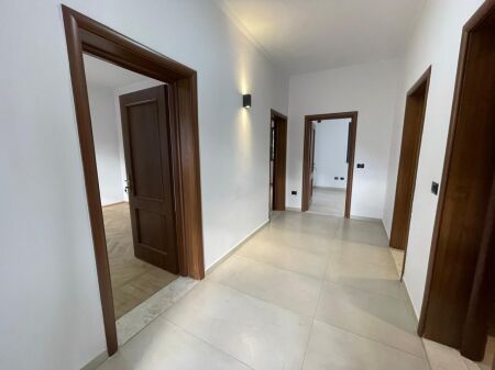 Locale ufficio in affitto nella zona di Blloku, una delle zone più preferite di Tirana. 