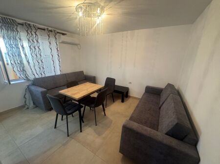Shitet Apartament 1+1 përballë maternitetit të ri, pranë Pasticeri Tito