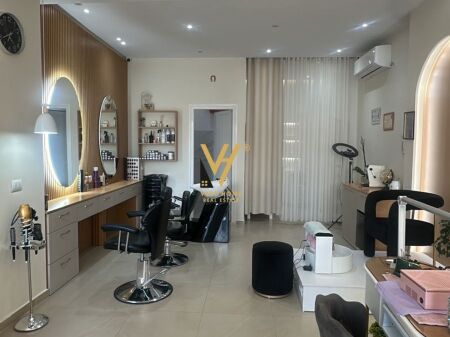 SI AFFITTA SALONE DI BELLEZZA 45 M2 IN PIAZZA 21 – 1.500 EURO