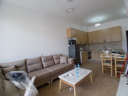 Jepet me qera apartament 1+1, Perball kmy - se Yzberisht