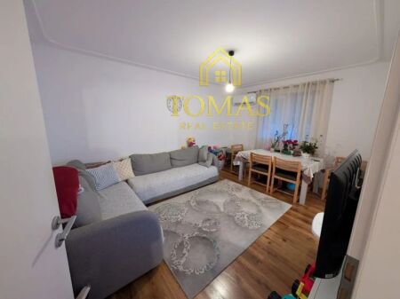 Shitet apartament  75 m2, me 2 dhoma fjetjeje, korridor, dhome ndenjieje, ballkon dhe 1 tualet.  Kati i 3 i nje pallati ekzistues parafabrikat.