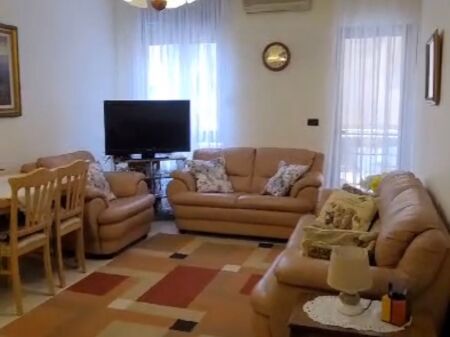 Apartament 1+1 me qera tek Komuna e Parisit