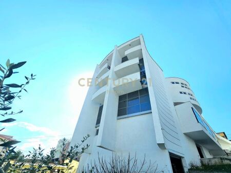 Edificio multifunzionale in affitto a Sauku i Ri
