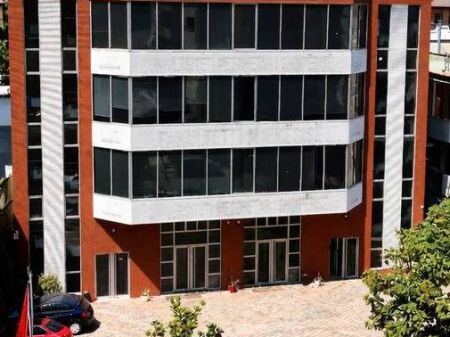 Si affitta un super edificio di servizio di 4 piani in via Kavaja!