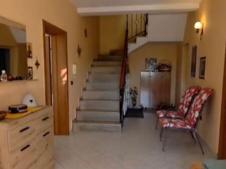 We sell a three-story villa in Porcelan