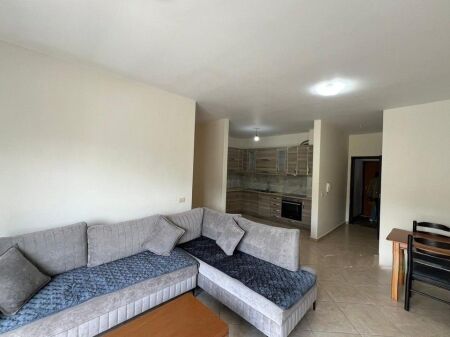 Jepet me qira apartament 2+1 në zonën mbrapa Globit, i disponueshëm me post parkimi