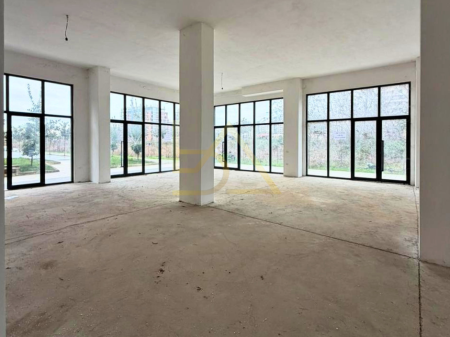 Locale Commerciale in Affitto – Anello Nuovo, Tirana
