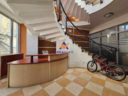 AFFITTASI UFFICIO DI 72M2 "PAZARI I RI" 1100 EURO