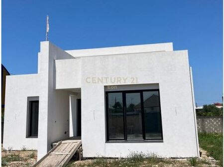 Villa in vendita in periferia, Shijak!