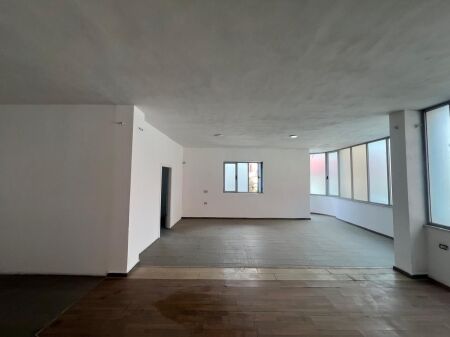  Locale Commerciale in Affitto ad Astir