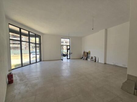 NEGOZIO IN AFFITTO 84 M2 NUOVO BOULEVARD 90.000 LEKE FH-66308