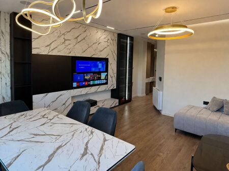 Jepet Apartament Luksoz 2+1 me Qira te Liqeni i Tiranës!