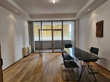 Ufficio in affitto a Bllok (ID BZ2664) Tirana.