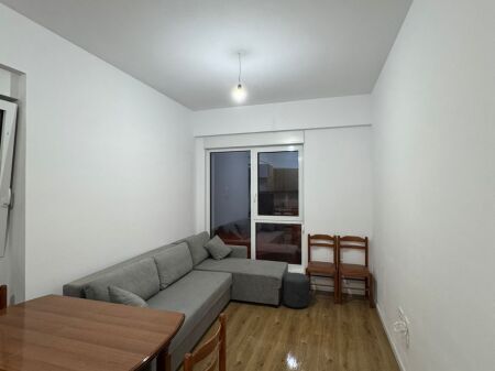 Jepet me qera Apartament 1+1  Adresa : Oxa Fresk  Kati 2  E mobiluar  Cmimi 40,000 lek ne muaj