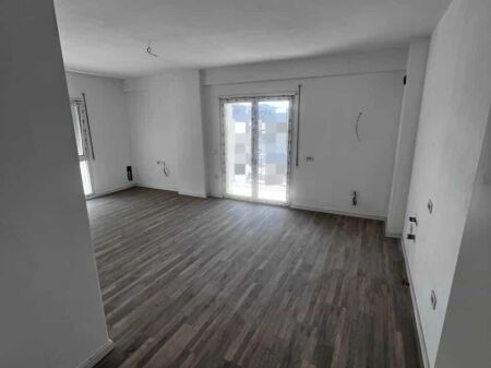 Ufficio in Affitto 2+1 Vicino all'ex Dogana (ID BZ2896) Tirana