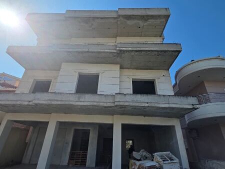 Edificio di 3 piani in vendita a Valona, Lgj 24 Maji