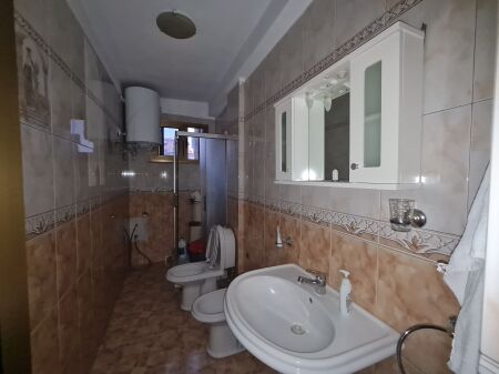 Jepet me qira apartament 2+1, Kati 5 pa ashensor, 650 € ,rruga Fortuzi