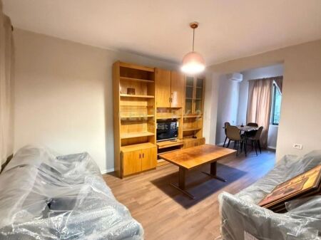 Jepet me Qira Apartament 1+1 (Ish Blloku) 700 € /Muaj