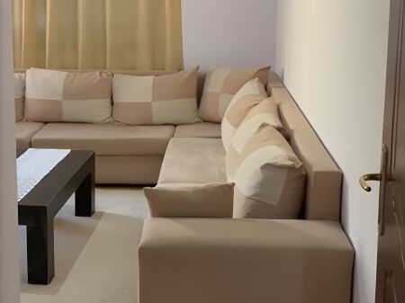 Selitë e vogël (pranë tregut ushqimor) - Jepet apartament 2+1 me qira !