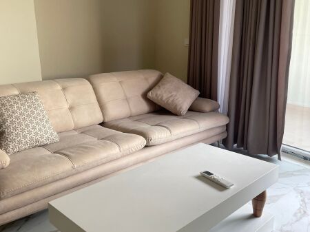 At Qsut Hospitals, a 1+1 apartment is for rent with super new furniture, American balcony 2, near the United School, near the Faculty of Medicine, etc.
