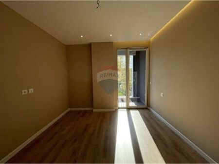 Apartament 1+1 me qira prane Amb. Amerikane!