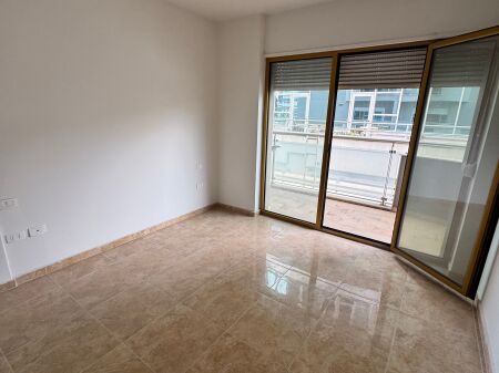  LOCALE COMMERCIALE (UFFICIO) IN AFFITTO – VICINO A BLOKU