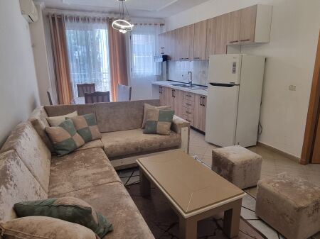 Astir, perball kompleksit molla Jepet me qera apartament 2+1+2+2 ballkone i mobiluar.