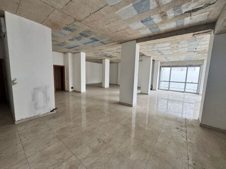  LOCALE COMMERCIALE (UFFICIO) IN AFFITTO – VICINO AL BLOK