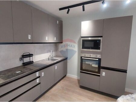 Apartament - Për Qira - Komuna e Parisit, Tiranë
