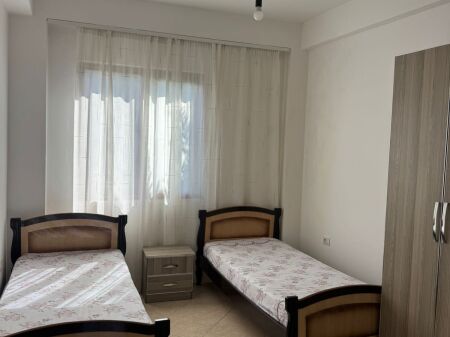 Jepet shtepia me qera 1+1 e mobiluar.