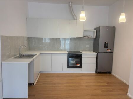 Jepet me qera apartament modern 1+1 në një zonë të qetë dhe të aksesueshme të Ali Demit.