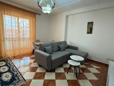 Apartament 2+1 per qira te Komuna e Parisit