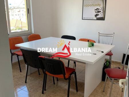 Locale commerciale (Appartamento 3+1) in affitto nella zona di 21 Dhjetorit a Tirana (ID 4239091)