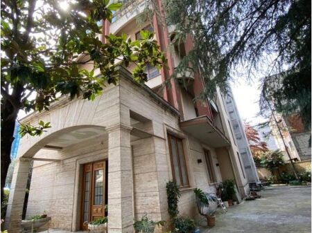 ESCLUSIVO! AFFITTIAMO IMMOBILE COMMERCIALE DI 5 PIANI VICINO ALL'EX ULTIMA STAZIONE DELLA NUOVA TIRANA