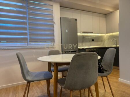 RRUGA E DURRËSIT – APARTAMENT 2+1 ME QIRA PRANË HOTEL COLOSSEO!